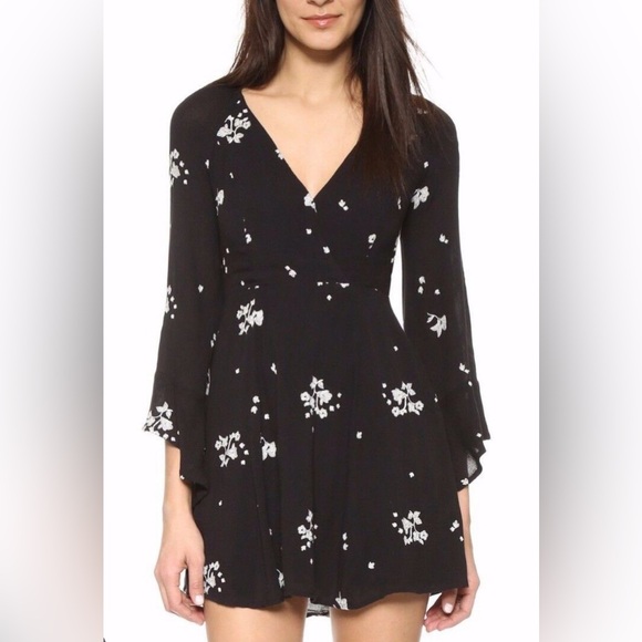 Free People Dresses & Skirts - Free People bell sleeve flowy dress